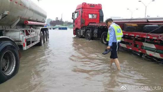 南陽突遭暴雨!多3d全息廣告機地被淹瞬間成“海”!