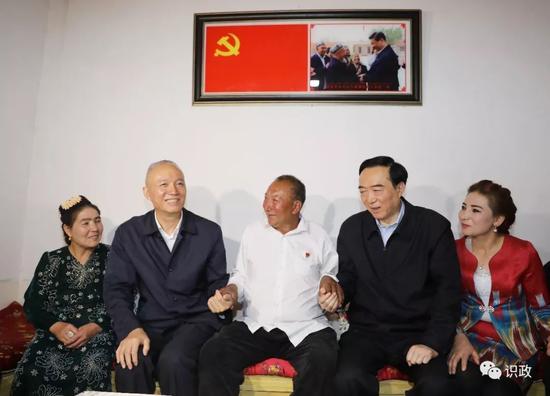 在麥麥提阿卜杜拉·庫(kù)爾班家中細(xì)算脫貧賬