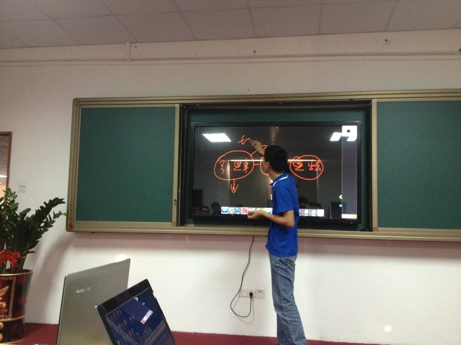 201310121532159816084.jpg 交互式教學觸摸一體機與傳統電子白板區別介紹全息廣告機